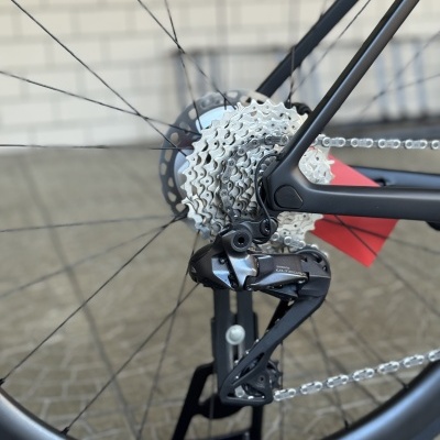 Roda traseira de bicicleta com cassete metálico e desviador Shimano Ultegra preta