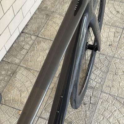 Bicicleta de estrada preta com inscrição ADDICT no quadro