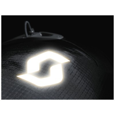 Logótipo branco brilhante num tecido preto com textura fina