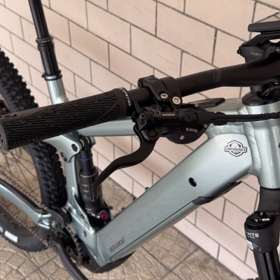 Bicicleta de montanha cinza com guiador preto e autocolante DANIBIKES no quadro