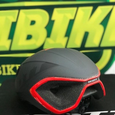 Capacete de ciclismo preto com detalhes vermelhos e texto SCOTT