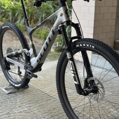 Bicicleta de montanha SCOTT cinza e preto com pneus Maxxis