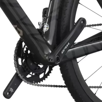 Pedaleiro e roda traseira de bicicleta preta com corrente e autocolante UCI