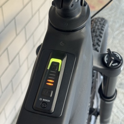 Painel de controlo de bicicleta elétrica preta com indicador de bateria e botão BOSCH
