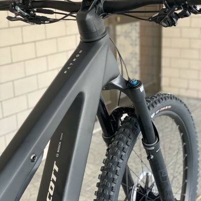 Bicicleta de montanha eléctrica Scott Patriot cinzenta escura com suspensão dianteira e pneus robustos