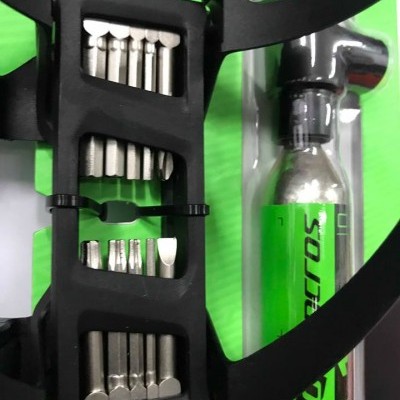 Conjunto de ferramentas pequenas e spray com rótulo verde