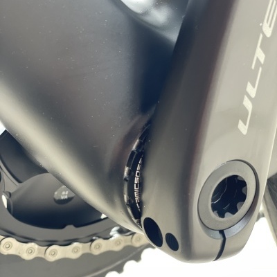 Componente de bicicleta preto mate com corrente metálica e pedaleira ULTEGRA