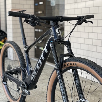 Bicicleta de montanha SCOTT com pneus Maxxis e suspensão Fox em ambiente urbano