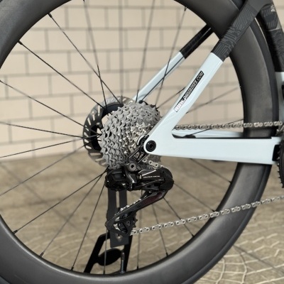 Roda traseira de bicicleta com aro de carbono e pneu preto Schwalbe