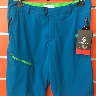 Calções azuis com detalhes verdes e etiqueta Scott Apparel Men