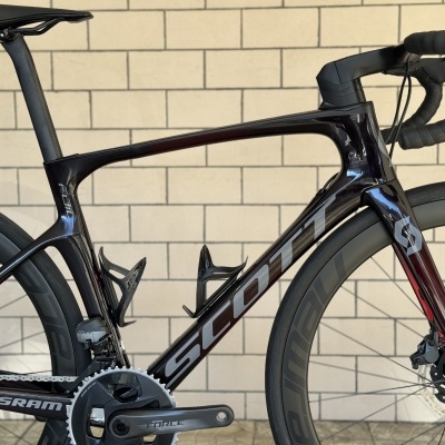 Bicicleta de estrada Scott carbono preta com componentes SRAM Force e rodas Enve