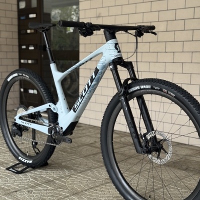 Bicicleta de montanha azul claro com preto SCOTT com pneus Maxxis