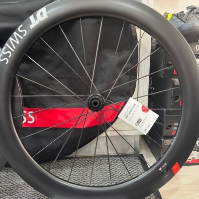 Roda de bicicleta preta de carbono DT SWISS com aros profundos e raios metálicos