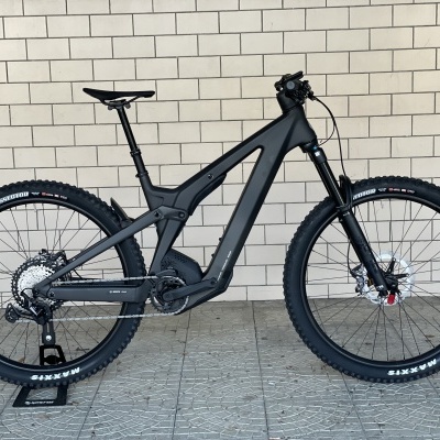 Bicicleta elétrica de montanha preta com pneus Maxxis Minion