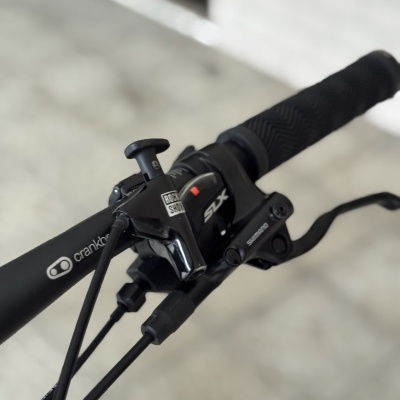 Guiador de bicicleta preto com controles próximos