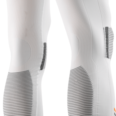 Mangas compressivas brancas com texto X TECHNOLOGY na borda superior