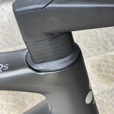 Inserção de guidão preta e cinza escuro numa bicicleta com texto SLT CERAMICBEARINGS