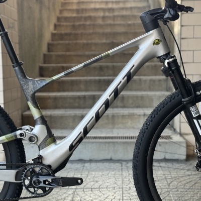 Bicicleta de montanha Scott cinza e preto com suspensão RockShox