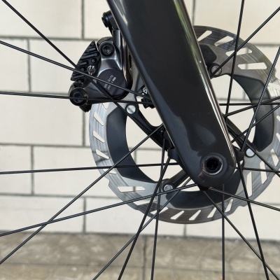 Roda de bicicleta com disco de travão e garfo preto