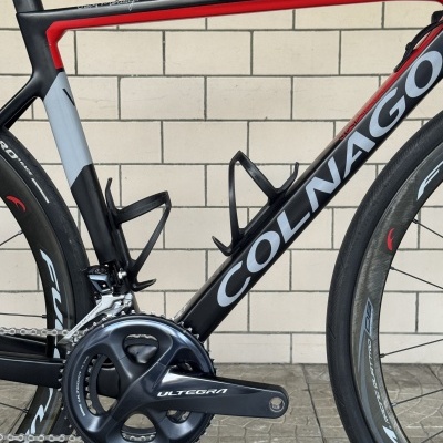 Quadro de bicicleta de estrada Colnago preto, vermelho e cinza com Shimano Ultegra e rodas Vittoria RTracer Quattro DB
