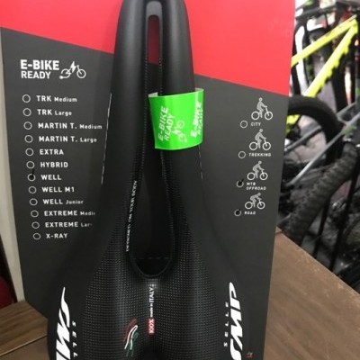 Selim de bicicleta preto Selle SMP com embalagem vermelha e preta