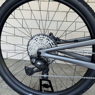 Roda traseira de bicicleta com pneu preto Maxxis Aspen e transmissão Shimano Deore XT