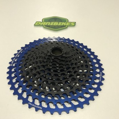 Roda dentada para bicicleta com dentes pretos e azuis
