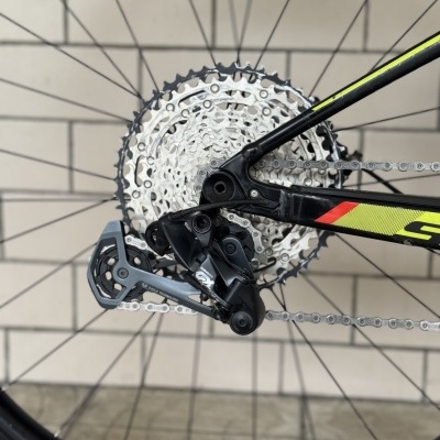 Roda de bicicleta com cassete, corrente e desviador traseiro