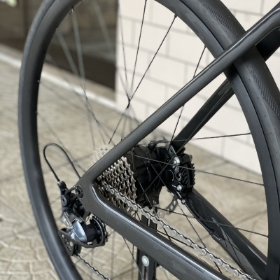 Roda traseira de bicicleta preta com pneu SCHWALBE SILVOLENE junto a uma parede clara