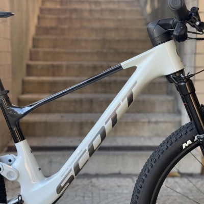 Quadro branco e preto de bicicleta de montanha da marca SCOTT com pneus Maxxis