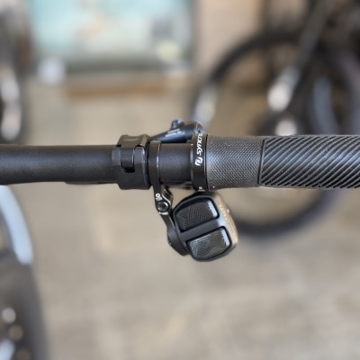 Punho de bicicleta preto com botão de mudança de velocidades