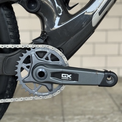 Pedaleira de bicicleta SRAM GX cinzenta em quadro cinzento escuro