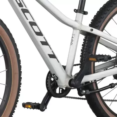 Quadro de bicicleta branca com texto SCOTT, pneus pretos com laterais castanhas e pedais pretos.