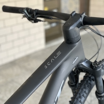 Quadro superior cinza fosco bicicleta com texto SCALE e guiador preto