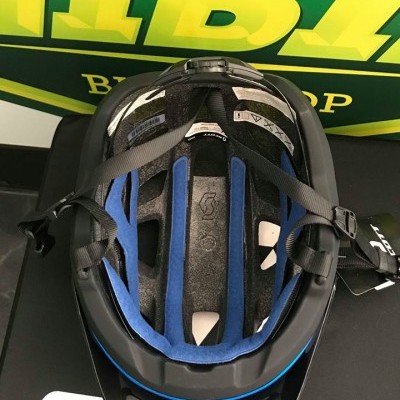 Capacete de bicicleta preto e azul visto por dentro