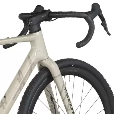 Parte frontal de bicicleta com quadro bege e guidão preto