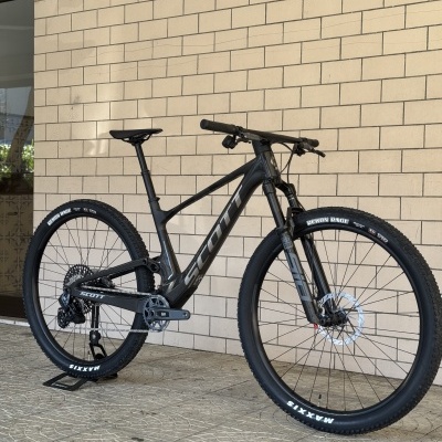 Bicicleta de montanha preta SCOTT com pneus Maxxis e travão de disco