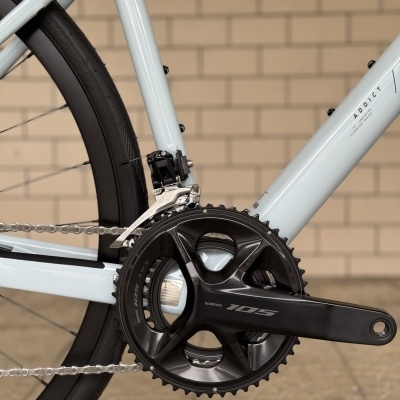 Quadro de bicicleta azul clara com pedaleira preta Shimano 105 e roda traseira preta