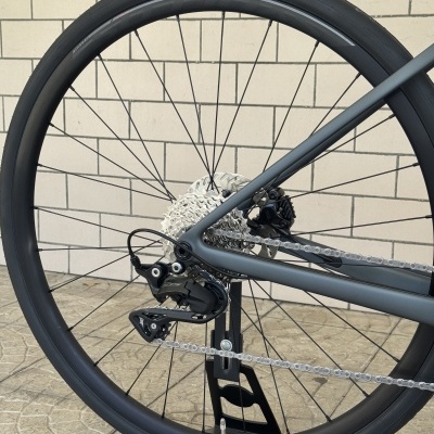 Roda traseira de bicicleta com aro preto e componentes Shimano