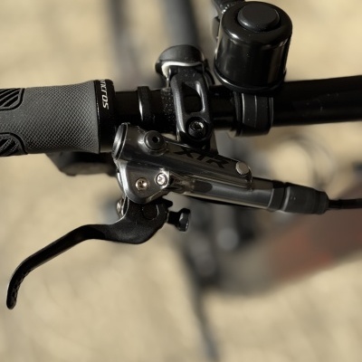 Guiador de bicicleta com manípulo de travão XTR, punho preto texturizado e campainha preta