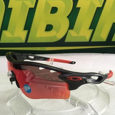 Óculos desportivos com lentes vermelhas e armação preta e vermelha