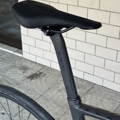 Selim de bicicleta Belcarra preto com cana de selim preta e quadro cinza
