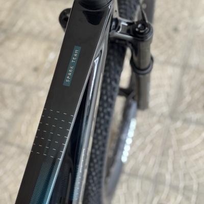 Bicicleta de montanha preta com texto SPARK TEAM no quadro superior