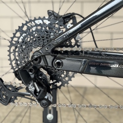 Roda traseira de bicicleta preta com desviador SRAM NX e cassete múltiplo