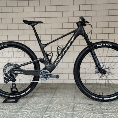 Bicicleta de montanha SCOTT cinza com pneus Maxxis e suspensão RockShox