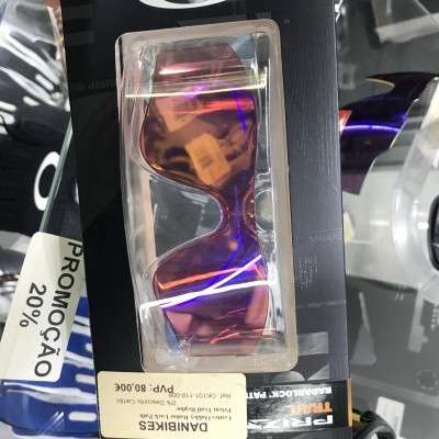 Óculos de sol espelhados Oakley em embalagem preta com etiqueta de promoção.