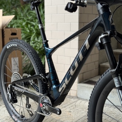 Bicicleta de montanha SCOTT preta com pneus Maxxis, suspensão RockShox, quadro carbono