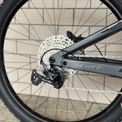 Roda traseira de bicicleta com quadro cinza metálico e componentes Shimano Deore