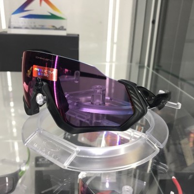 Óculos de sol roxos com armação preta numa base transparente