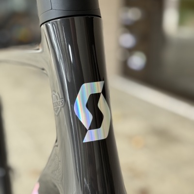 Quadro de bicicleta preto com logótipo holográfico da Scott